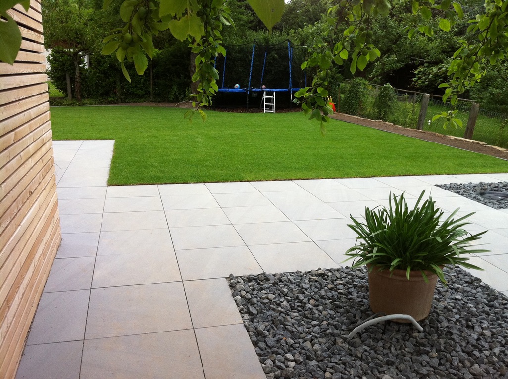 Gartenumgestaltung mit Terrasse und Grünfläche in Stuttgart-Vaihingen