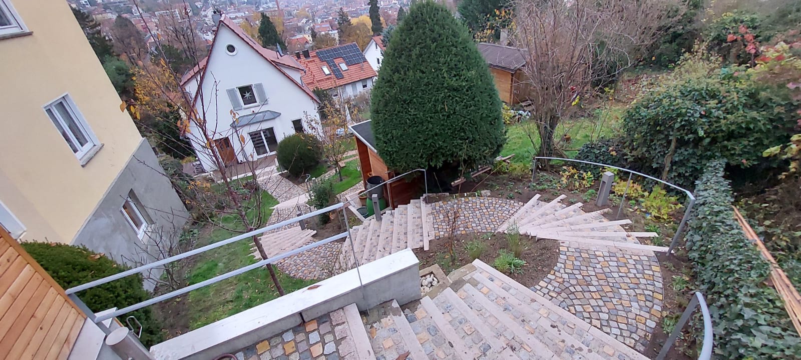 Treppenanlage mit Naturstein und Rundpflaster an einem Grundstück mit Höhenunterschied in Stuttgart-Ost